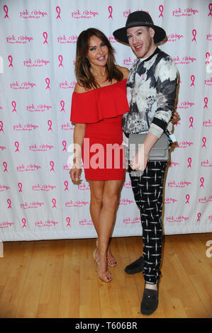 Lizzie Cundy, Lewis-Duncan Weedon während der Dreharbeiten für Pink, Celebrity Charity netball Gleiches an Kupfer, Olympic Park Stratford London gesehen. Stockfoto