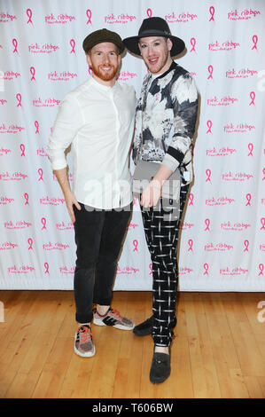 Neil Jones, Lewis-Duncan Weedon, während der Dreharbeiten für Pink, Celebrity Charity netball Gleiches an Kupfer, Olympic Park Stratford London gesehen. Stockfoto