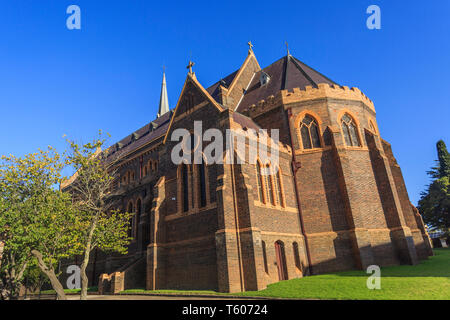 Hintere und seitliche Ansicht der Heiligen Maria und Joseph, eine Katholische Kathedrale gebaut im Jahr 1912 in der Föderation Neugotischen Stil in der Nähe von Armidale, NEW SOUTH WALES, Stockfoto