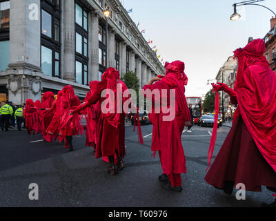 Aussterben Rebellion Umwelt Aktivist Gruppe, die Rote Brigade gesehen protestieren bei Selfridges in der Oxford Street am 25. April 2019 in London. Stockfoto