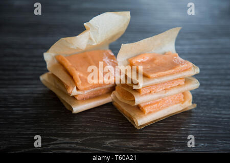 Hausgemachte Quitte Einfügen von homegrown, Bio-obst. Diese Quitte Paste ist vom Fleisch und Häute der Früchte, die nach dem quittengelee. Stockfoto