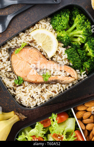 Mittag- Boxen mit Essen fertig für die Arbeit oder in die Schule zu gehen. Die Vorbereitung von Mahlzeiten oder Diäten Konzept. Stockfoto