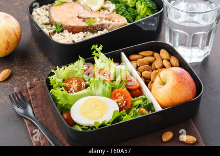 Mittag- Boxen mit Essen fertig für die Arbeit oder in die Schule zu gehen. Die Vorbereitung von Mahlzeiten oder Diäten Konzept. Stockfoto