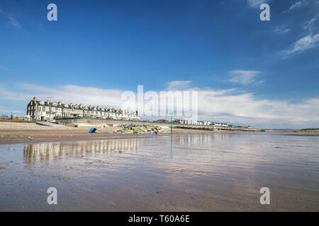 An der Küste bauten und viktorianischen Promenade spiegelt sich auf Auf nassem Sand. Tywyn in Mid Wales, Vereinigtes Königreich Stockfoto