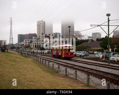 New Orleans, Louisiana, USA - 2019: Ansicht eines traditionellen Straßenbahn im French Quarter Bezirk, darunter auch einige Gebäude in der Innenstadt. Stockfoto