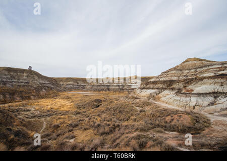 Der Stern Meine Suspension Bridge ist eine 117 Meter lange Fußgänger-Hängebrücke über den Red Deer River in Drumheller, Alberta, Kanada. Im Jahr 1931 konstruierte, Travel Alberta Stockfoto