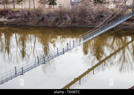 Der Stern Meine Suspension Bridge ist eine 117 Meter lange Fußgänger-Hängebrücke über den Red Deer River in Drumheller, Alberta, Kanada. Im Jahr 1931 konstruierte, Travel Alberta Stockfoto