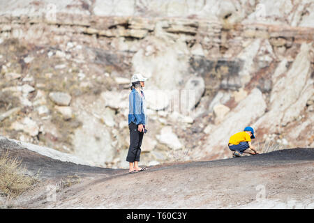 Drumheller, Alberta/Kanada - 17. April 2019: Leute um Suspension Bridge wandern, die in der Red Deer River in Drumheller, Alberta, Kanada, Alberta, Tourismus geht Stockfoto