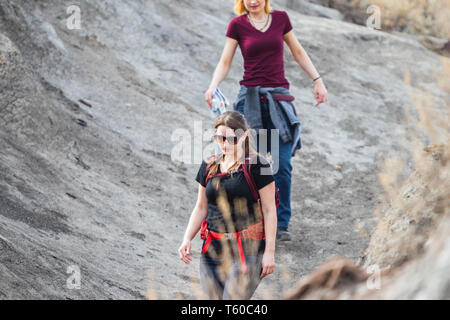 Drumheller, Alberta/Kanada - 17. April 2019: Leute um Suspension Bridge wandern, die in der Red Deer River in Drumheller, Alberta, Kanada, Alberta, Tourismus geht Stockfoto