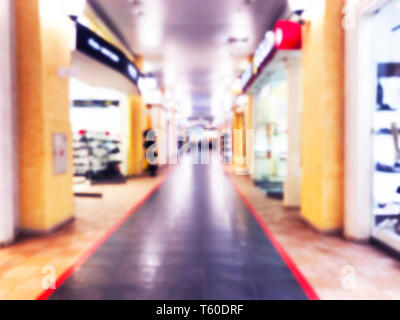 Abstract blur bokeh Lichter Luxus Shopping Mall und dem Kaufhaus Interieur. Unscharfer Hintergrund mit Menschen im Einkaufszentrum mit bokeh Licht. Blur Stockfoto