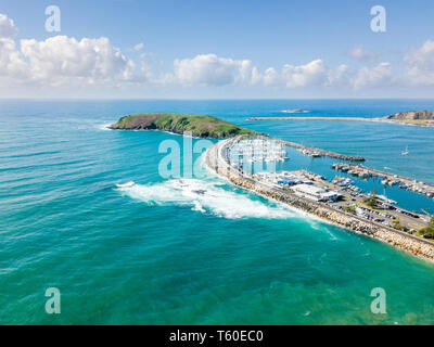 Ein Luftbild von Coffs Harbour Strand und Hafen Stockfoto