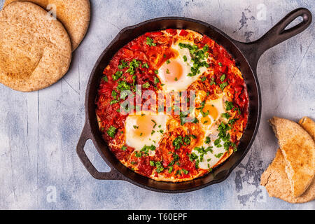 Shakshuka in der Pfanne. Pochierte Eier in pikanter Tomatensoße Pfeffer Sauce. Stockfoto