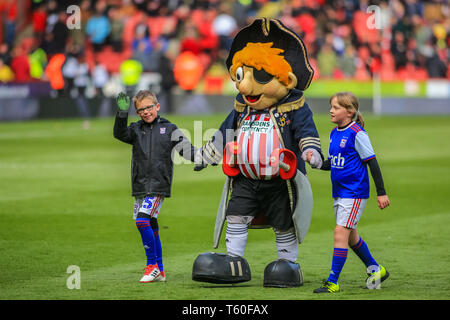 27.April 2019, Bramall Lane, Sheffield, England; Sky Bet Meisterschaft, Sheffield United vs Ipswich Town; Spieltag Maskottchen mit der Pirat Credit: Craig Milner/News Bilder der Englischen Football League Bilder unterliegen DataCo Lizenz Stockfoto