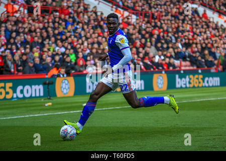 27.April 2019, Bramall Lane, Sheffield, England; Sky Bet Meisterschaft, Sheffield United vs Ipswich Town; Toto Nsiala (22) von Ipswich mit der Kugel Credit: Craig Milner/News Bilder der Englischen Football League Bilder unterliegen DataCo Lizenz Stockfoto