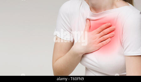 Frau mit Acid Reflux oder Sodbrennen Stockfoto