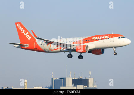 Amsterdam/Niederlande Mai 01, 2019: Airbus A320 von Easyjet am Flughafen Amsterdam Stockfoto