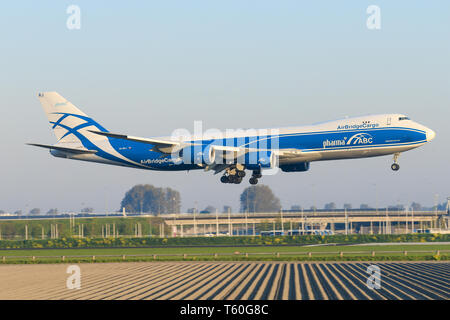 Amsterdam/Niederlande Mai 01, 2019: Boeing 747 von Airbridge auf dem Amsterdamer Flughafen Stockfoto