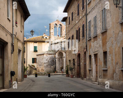 Alte steinerne Kirche in San Quirico d'Orcia, ein mittelalterliches Dorf in den Hügeln der Toskana. Stockfoto