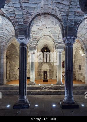 Abbadia San Salvatore, Italien - 24 April 2019: Innenraum mit Säulen in einer Gruft. Stockfoto