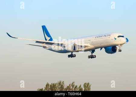 Amsterdam/Niederlande Mai 01, 2019: Airbus A350 von Cathay auf dem Amsterdamer Flughafen Stockfoto