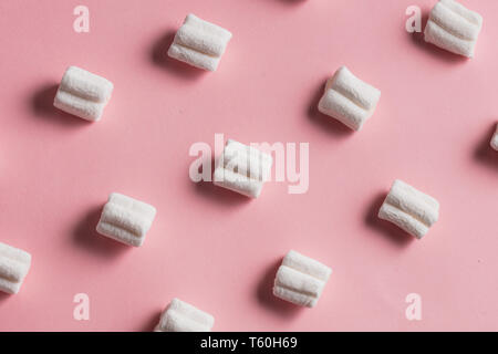 Weiß süß Marshmallow, Candy auf rosa Hintergrund, Ansicht von oben flach. Essen, Süßigkeiten, Konzepte behandeln Stockfoto