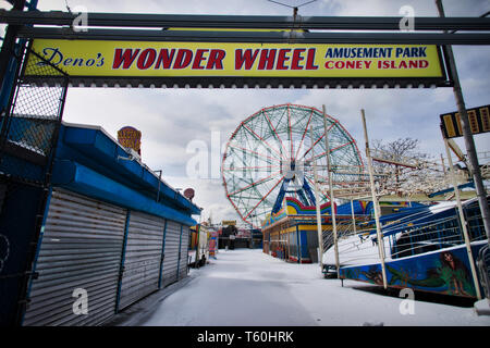 Coney Island, NY: Luna Park Wonder Wheel ride Eingang in Brooklyn, New York Stockfoto