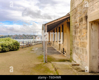 Cockatoo Island Sydney, Australien, historischen Stein Gefängnis von Sträflingen für Einzelhaft von Gefangenen gebaut, Große Segelschiffe Masten Stockfoto