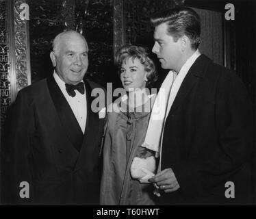 Twentieth Century Fox Präsident Skouras Spyros P., Frau und Mann Natalie Wood und Robert Wagner an der New York Premiere von IN DER LIEBE UND IM KRIEG Oktober 1958 Stockfoto