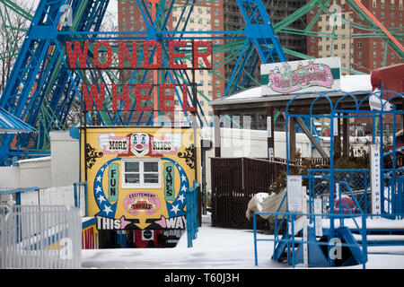 CONEY ISLAND, NY: Luna Park Wonder Wheel Eingang im Winter in Brooklyn geschlossen. NY Stockfoto