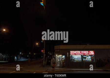 OTTAWA, Kanada - 12. NOVEMBER 2018: typisch amerikanischen Convenience Store in der Nacht in einer Wohnstraße von Ottawa, Ontario, verkaufen Lebensmittel eröffnet. Stockfoto