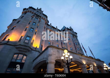 OTTAWA, Kanada - 12. NOVEMBER 2018: Eintritt in das Fairmont Chateau Laurier Hotel in der Innenstadt von Ottawa, Ontario. Teil der Fairmont Gruppe, es ist ein l Stockfoto