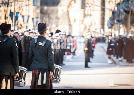OTTAWA, Kanada - 10. NOVEMBER 2018: Drummer der Band Ceremonial Guard des Generalgouverneurs Fußschutz von Kanada, mit ihren Kilts, stehend du Stockfoto