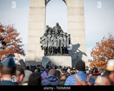 OTTAWA, Kanada - 11 November, 2018: Gast treffen am National War Memorial von Ottawa, Ontario, Kanada, am Tag der Erinnerung Die canadia zu gedenken. Stockfoto