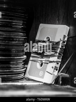 Stapel von 45 und eine beschädigte Kassette. Stockfoto