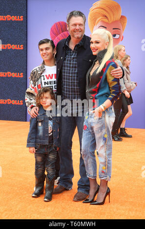 27. April 2019 – Los Angeles, CA, USA – 27. April 2019 – Los Angeles, Kalifornien – Kingston Rossdale, Gwen Stefani, Blake Shelton, Apollo Bowie Flynn Rossdale. STX Films Weltpremiere von „UglyDolls“ im Regal Cinemas L.A. Live. Foto: Faye Sadou/AdMedia (Foto: © Faye Sadou/AdMedia) Stockfoto