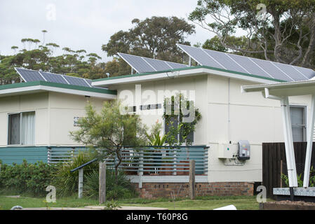 Ein renoviertes 1950 fibro (Asbest faseriger Zement) Home mit Solarzellen auf dem Dach in den NSW South Coast Dorf Kioloa Stockfoto