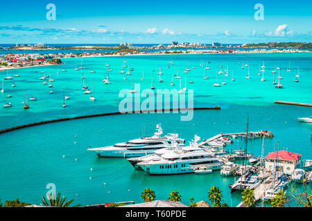 Luxus Yachten und Boote im Hafen von Marigot, St. Martin, Karibik. Stockfoto