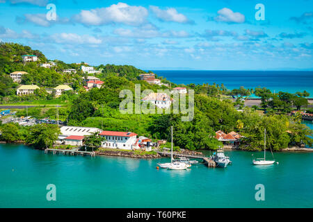 Schöner Blick auf die Marina in St. Lucia, Karibik. Häuser entlang und auf dem Hügel in der Nähe des Hafens von Castries. Stockfoto