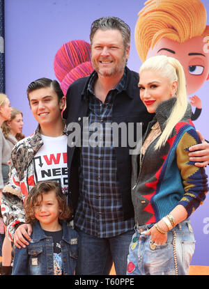 27. April 2019 – Los Angeles, Los Angeles, Kalifornien, USA – KINGSTON ROSSDALE, GWEN STEFANI, BLAKE SHELTON, APOLLO BOWIE FLYNN ROSSDALE kommen zur STX Films Weltpremiere von „UglyDolls“ im Regal Cinemas L.A. Live. (Kreditbild: © Faye Sadou/AdMedia) Stockfoto