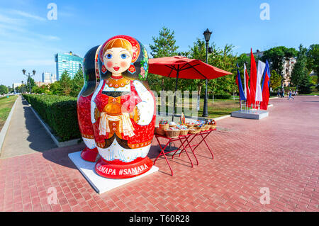 Samara, Russland - 9. September 2018: Große Matrjoschka auch als russische Verschachtelung Puppe an der Stadt Damm bekannt. Verkauf von traditionellen russischen Souve Stockfoto