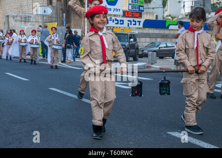 Haifa, Israel - 27. April 2019: Scouts führen Sie einen Heiligen Samstag Parade, die das heilige Feuer, und Gedränge teilnehmen und Dokument, Teil der orthodoxen Ostern Stockfoto