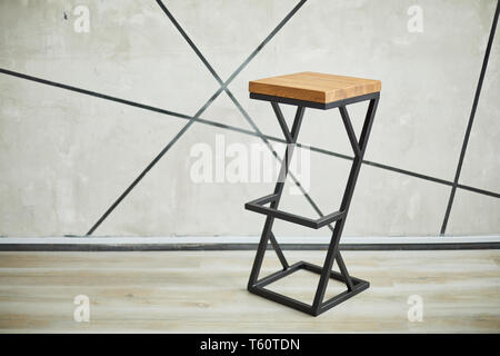 Barhocker aus Holz und Metall. Foto mit Kopie Raum Stockfoto