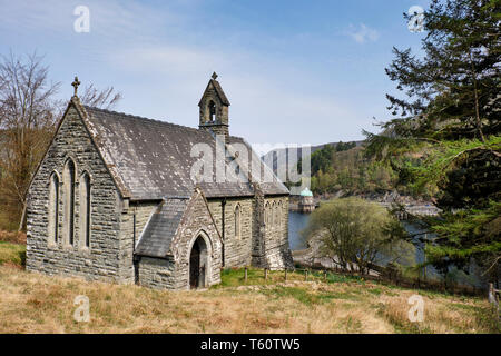 Kirche und Nantgwyllt Garreg-ddu Reservoir an Elan Valley, Powys, Wales Stockfoto