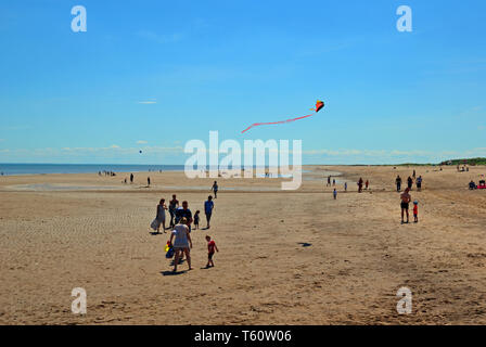 Urlauber am Strand von Skegness, Lincolnshire, Großbritannien Stockfoto