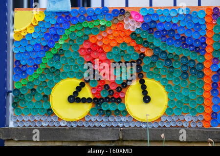 Ein Wandbild aus Kunststoff Flasche Oberseiten wurde in Garforth in die Vorbereitungen für die Tour de Yorkshire platziert Stockfoto