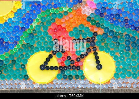 Ein Wandbild aus Kunststoff Flasche Oberseiten wurde in Garforth in die Vorbereitungen für die Tour de Yorkshire platziert Stockfoto