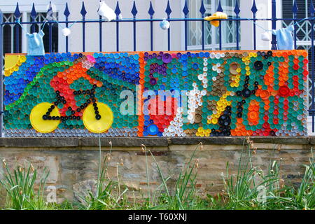 Ein Wandbild aus Kunststoff Flasche Oberseiten wurde in Garforth in die Vorbereitungen für die Tour de Yorkshire platziert Stockfoto