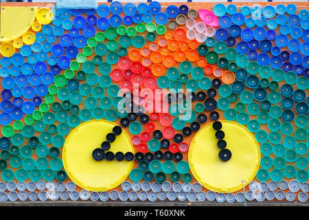 Ein Wandbild aus Kunststoff Flasche Oberseiten wurde in Garforth in die Vorbereitungen für die Tour de Yorkshire platziert Stockfoto