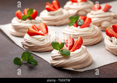 Pavlova Schokolade mini Kuchen mit Erdbeeren close-up Stockfoto