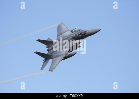 Spektakulär in der Nähe der USAF high speed F-15 Militärflugzeuge in Großbritannien. Flug, Crew im Cockpit sichtbar, mit klarem, blauem Himmel Hintergrund. Stockfoto